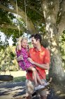 Padre giocare con figlia a swing — Foto stock