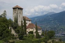 Italia, Alto Adigio, Marlengo, vista al castillo Lebenberg en la colina - foto de stock