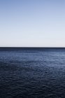 Vista sulla linea dell'orizzonte in mare alla luce del giorno, Mar Mediterraneo, Croazia — Foto stock