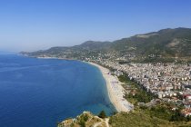 Turquia, Alanya, Vista da praia de Cleópatra e castelo no fundo — Fotografia de Stock