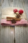 Рождественские безделушки со звездным анисом и корицей на деревянном столе, крупным планом — стоковое фото