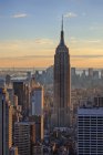 Вид на Емпайр-Стейт-Білдінг в Манхеттен, Нью-Йорк, штат Нью-Йорк, США — стокове фото