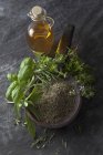 Verschiedene italienische Kräuter und Pulver in Holzlöffel mit Olivenöl, Nahaufnahme — Stockfoto