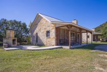 USA, Texas. Two rustic guest houses — Stock Photo