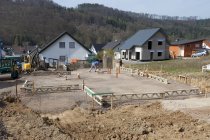 Handwerker verlegen Rohre auf Baustelle, Rheinland-Pfalz, Deutschland — Stockfoto