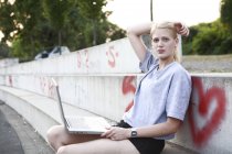 Young woman with laptop — Stock Photo