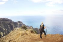 США, Гаваї, жінку, що стоїть на вершині гори — стокове фото