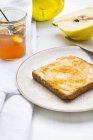 Geléia de marmelo selfmade de marmelo e fatia de torrada na mesa de madeira branca — Fotografia de Stock