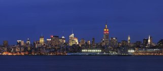 USA, new york state, new york city, view of lower manhattan illuminated at night with hudson river — Stockfoto