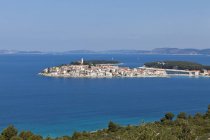 Croacia, Dalmacia, Península de Primosten durante el día - foto de stock