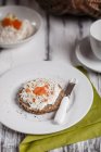 Немецкий темный многозерновой хлеб со сливочным сыром и морковью, чашка кофе — стоковое фото