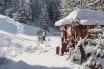 Австрия, Озил, семейная прогулка на рождественской ярмарке — стоковое фото