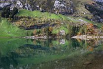 Suiza, Vista del lago Seealpsee en las montañas Alpstein - foto de stock