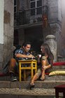 Португалія, Lisboa, Bairro Alto, молода пара, сидячи на вуличних кафе в сутінках, торкаючись пальці — стокове фото