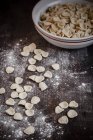 Орекет в мисці і на дерев'яному столі з борошном — стокове фото