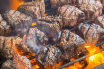Grigliate di bistecche T-bone su griglia — Foto stock