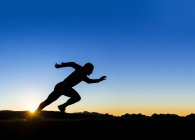 Germania, Winterbach, jogger che corre al tramonto — Foto stock