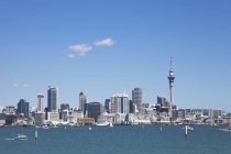 Nueva Zelanda, Vista del Skyline City Center contra el agua - foto de stock
