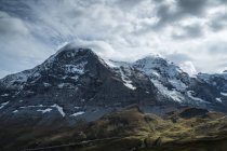 Svizzera, Oberland Berneriano, Eiger e Moench, Jungfraujoch destra e stazione meteo sotto le nuvole — Foto stock