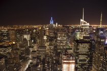 EUA, Nova York, horizonte iluminado à noite — Fotografia de Stock