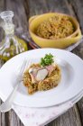 Hühnerroulade mit Speck und Salbei und Madras-Curry mit Basmatireis — Stockfoto