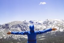 Соединенные Штаты Америки, Colorado, Rocky Mountain National Park, Woman looking at the mountains — стоковое фото