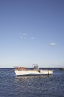 Italia, Cerdeña, Barco motorizado en el mar Adriático - foto de stock