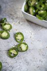 Affettata e intera Jalapeno-Chilis (Capsicum annuum), ripresa in studio — Foto stock