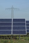 Alemania, Baviera, Paneles solares con poste de energía en el fondo - foto de stock