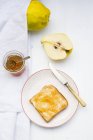 Marmelos (Cydonia oblonga), geléia de marmelo e fatia de torrada em mesa de madeira branca — Fotografia de Stock