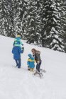 Австрия, Острая фаза, Острая фаза, Семья, идущая по снегу — стоковое фото