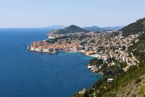 Croacia, Dubrovnik, Vista aérea del casco antiguo junto al mar - foto de stock