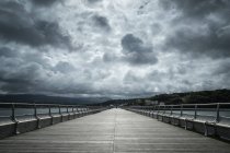 Nuvoloso sul molo di legno a Bangor, Galles, Gran Bretagna — Foto stock