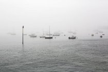 Francia, Bretagne, Saint-Malo, Porto in nebbia sull'acqua — Foto stock