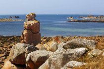 Франция, Бретань, Plougrescant, скалы на побережье против воды — стоковое фото