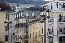 Portugal, Lisboa, Baixa, Rossio, Praca Dom Pedro IV, vue sur les vieilles maisons à Rua Betesga — Photo de stock
