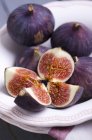 Fresh whole and sliced Figs in bowl — Stock Photo