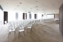 Polónia, Varsóvia, cadeiras na sala de conferências de um hotel — Fotografia de Stock
