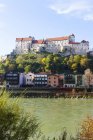 Alemanha, Baviera, Burghausen, complexo do castelo com rio Salzach — Fotografia de Stock