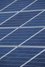 Close-up de painéis solares modernos à luz do dia, Baviera, Alemanha — Fotografia de Stock
