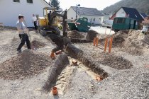Operai che posano tubi con scavatrice, Renania-Palatinato, Germania — Foto stock