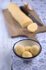 Gnocchi di patate pasta sul tagliere, colpo in studio — Foto stock