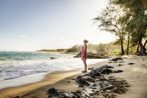 USA, Hawaii, donna in piedi sulla spiaggia — Foto stock
