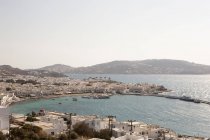 Grecia, Mykonos, edificios griegos tradicionales en la costa - foto de stock