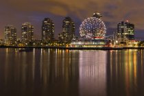 TELUS World of Science illuminato di notte, Science World, Downtown, False Creek, Vancouver, British Columbia, Canada — Foto stock