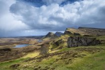 Reino Unido, Escócia, Vista panorâmica das terras altas com Quiraing hill — Fotografia de Stock