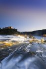 Svizzera, Sciaffusa, Veduta panoramica delle cascate del Reno con Castello Laufen al tramonto — Foto stock