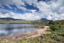 Reino Unido, Escócia, distrito de Wester Ross, litoral do lago de água doce Loch Maree — Fotografia de Stock