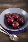 Pochierte Äpfel in einer Schüssel Rotwein, Nahaufnahme — Stockfoto