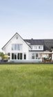 Germany, Cologne. Front view of villa and grassy lawn — Stock Photo